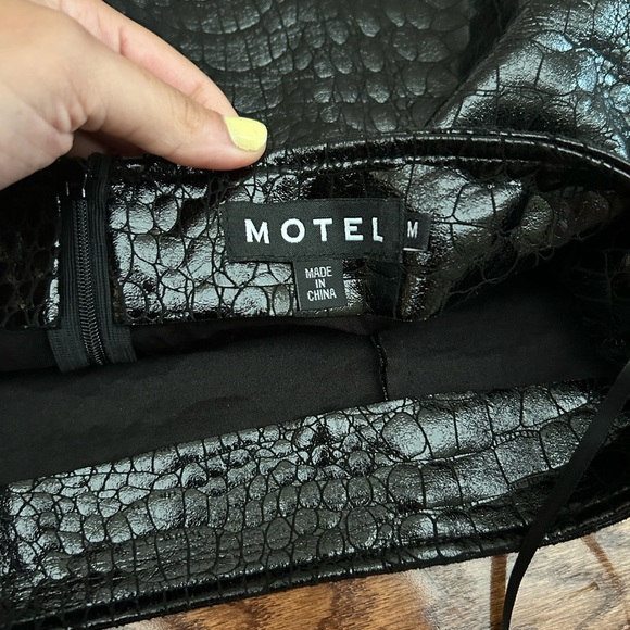 Motel black snake skin skirt - Picture 2 of 3